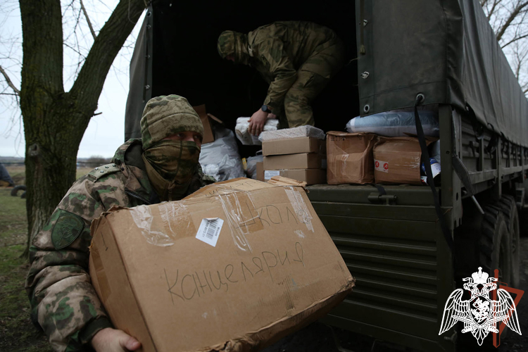 Росгвардейцы привезли гуманитарную помощь школьникам ДНР