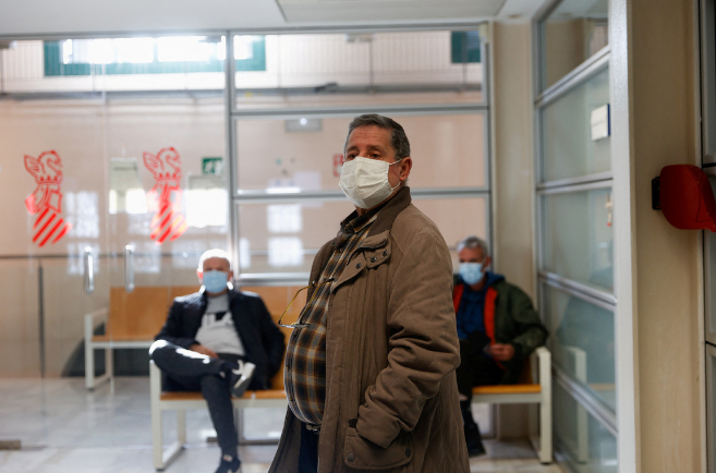 Маски могут вернуться по мере распространения опасений по поводу вируса