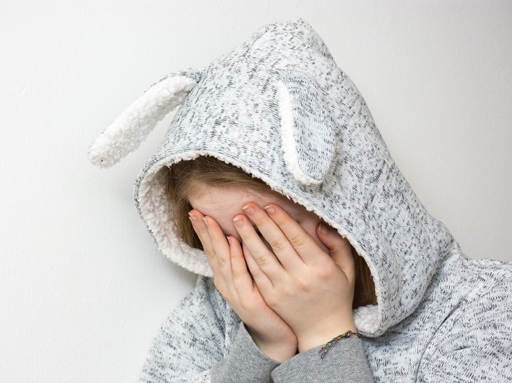 Тревожный инцидент: мигрант напал на шестилетнюю девочку, что требует расследования.