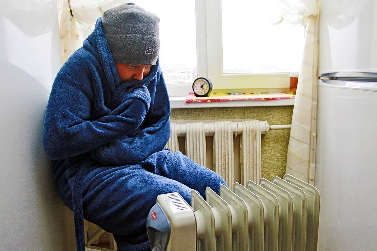 Когда придет тепло в спб. Без отопления. Холодно в квартире. Отключили отопление. Замерзшая квартира.