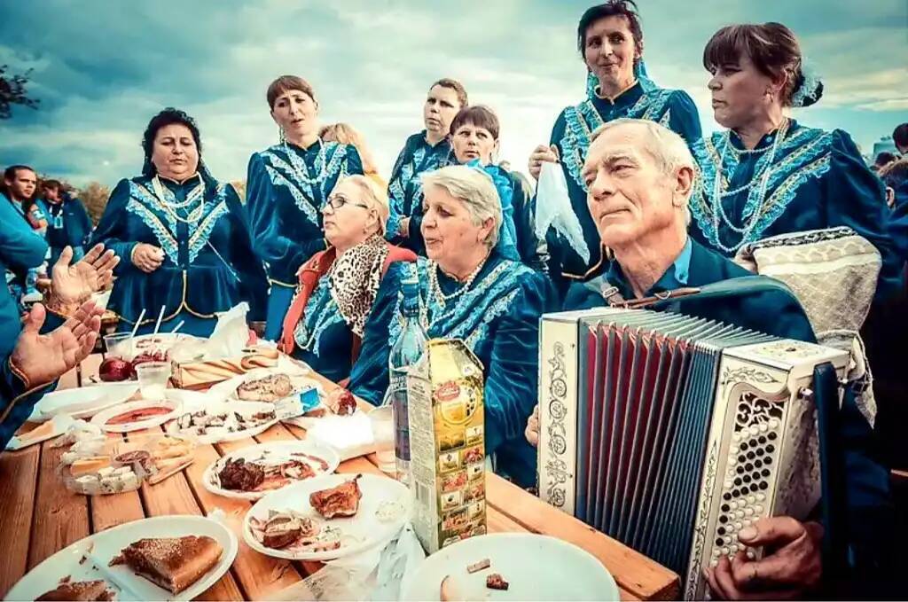 Почему наши бабушки, папы и мамы пели песни?