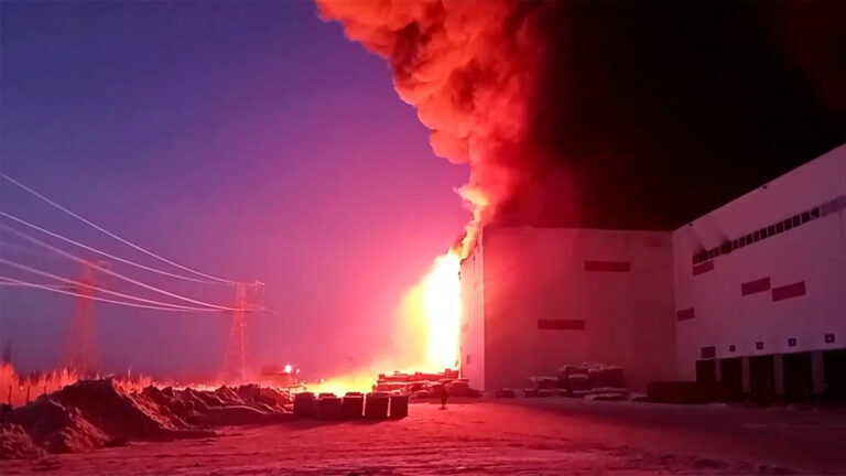 Пожар охватил большую площадь склада Wildberries