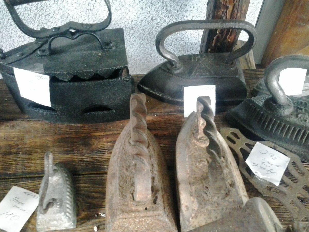 Антикварные утюги, видел как в Индии, гладят такими до сих пор