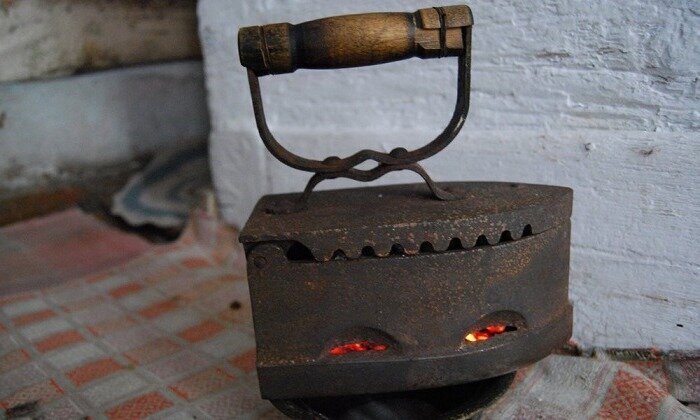 Антикварные утюги, видел как в Индии, гладят такими до сих пор