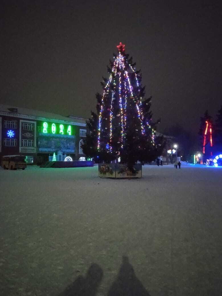 Ночная прогулка по моему родному городу: как украшен провинциальный город к новогодним праздникам, на что можно посмотреть
