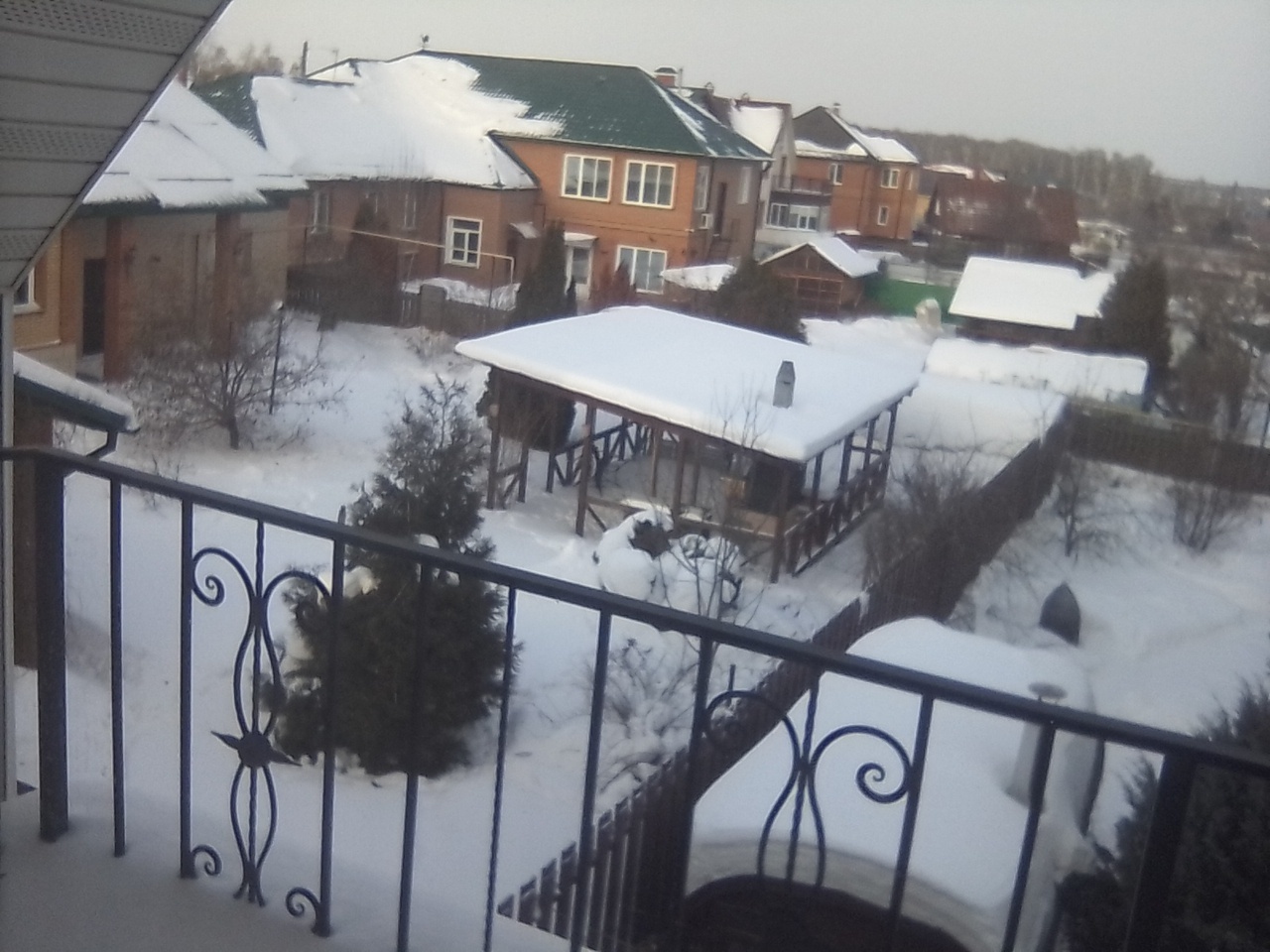 Сосед построил баню рядом с моим забором, хотя по СНиПам не имел на это право