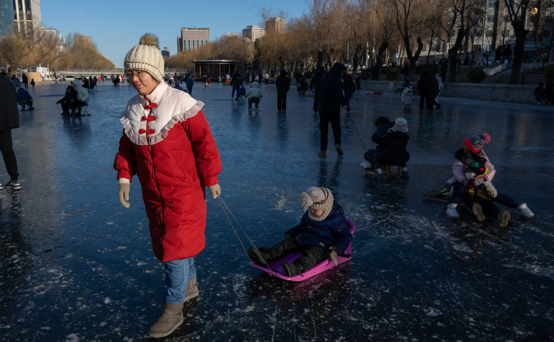 Китай приказал женщинам рожать детей, но его население снова сократилось