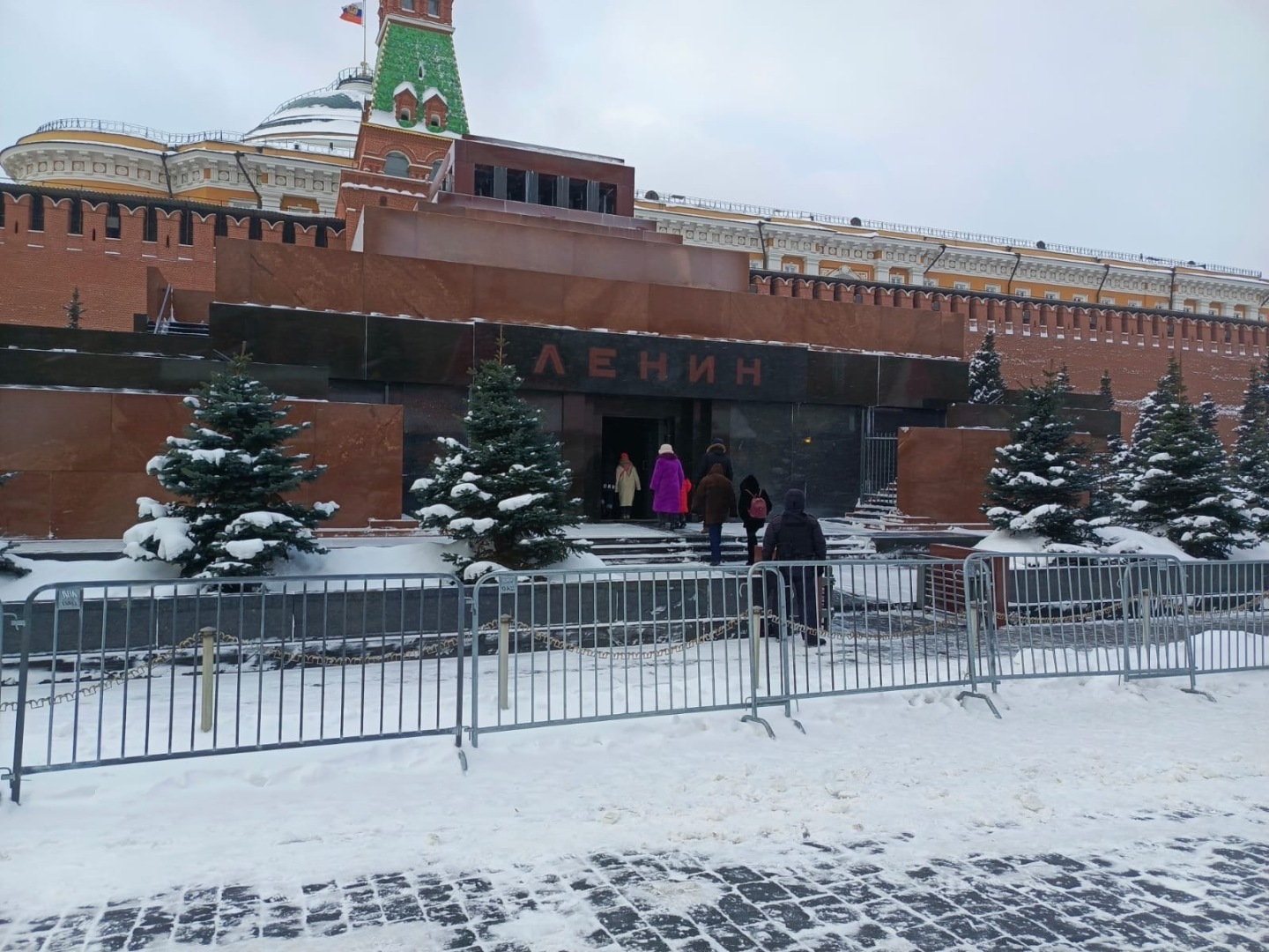 Если и начинать путешествия по России, то только с самого центра истории – Мавзолей. Приглашаю на экскурсию в самый центр Москвы! Фото