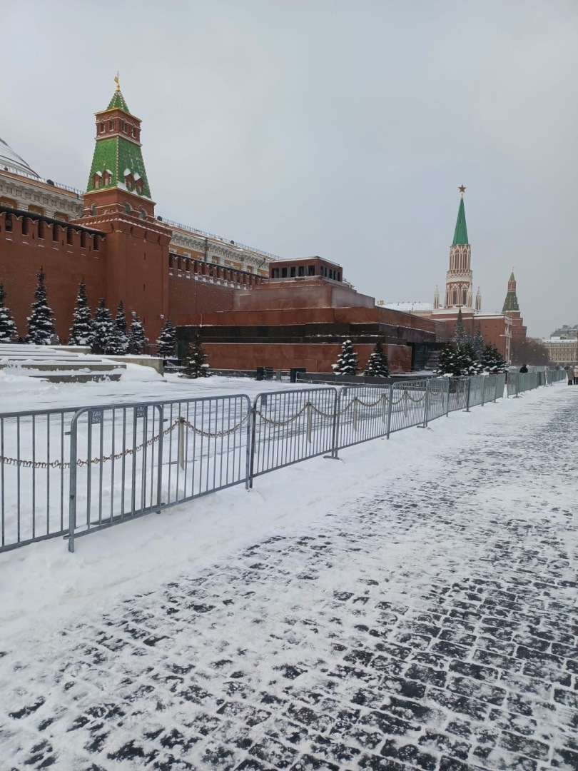 Если и начинать путешествия по России, то только с самого центра истории – Мавзолей. Приглашаю на экскурсию в самый центр Москвы! Фото