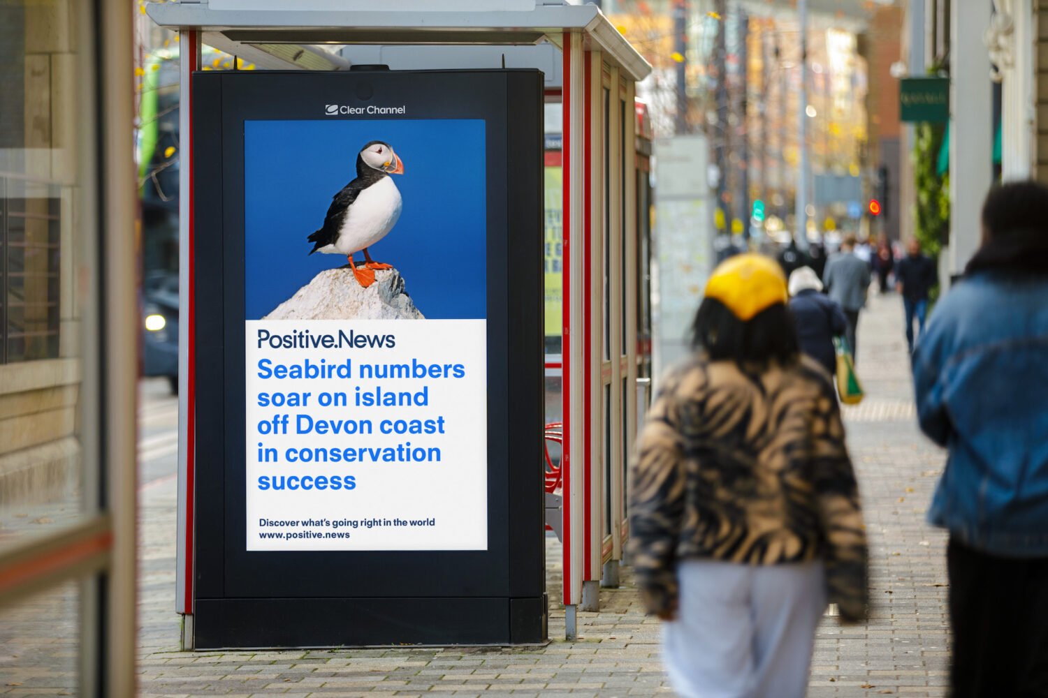 Позитивные заголовки новостей будут доведены до миллионов жителей Великобритании через уличные экраны