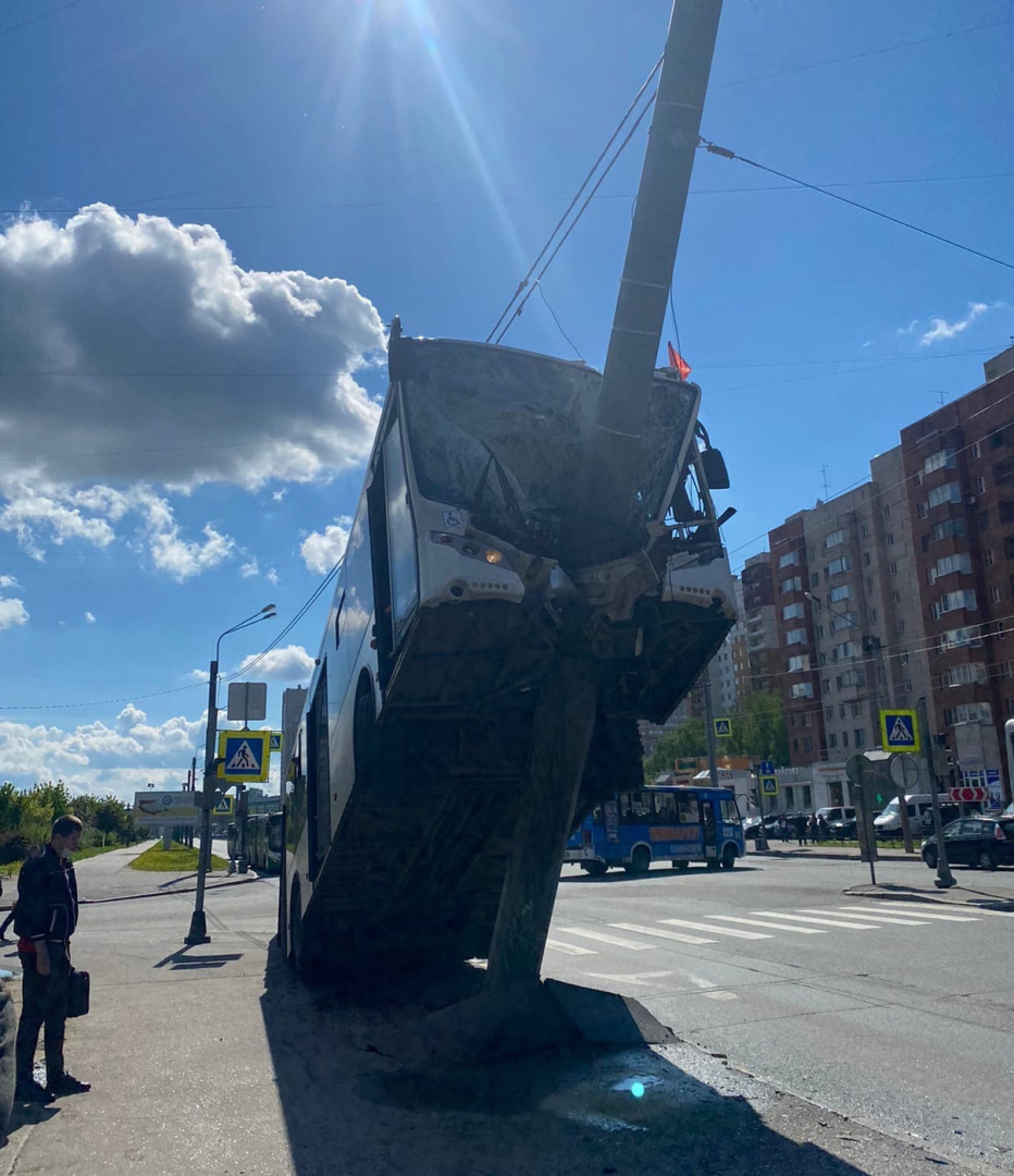 Трагедия на Ленинском: в ДТП с автобусом пострадала петербурженка