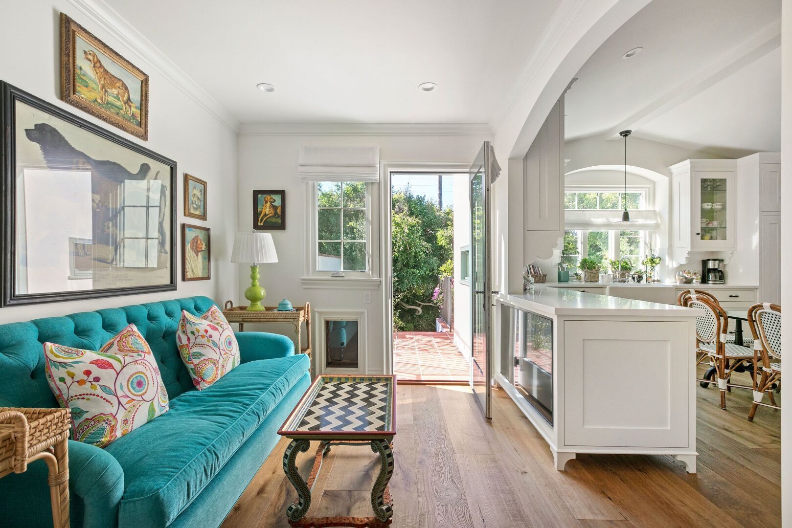 Загляните внутрь освещенного солнцем дома Эммы Стоун в Лос-Анджелесе, выставленного на продажу за 4 миллиона долларов