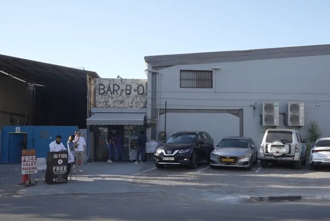 Эта скрытая от посторонних глаз барбекю-барахолка берет Дубай штурмом