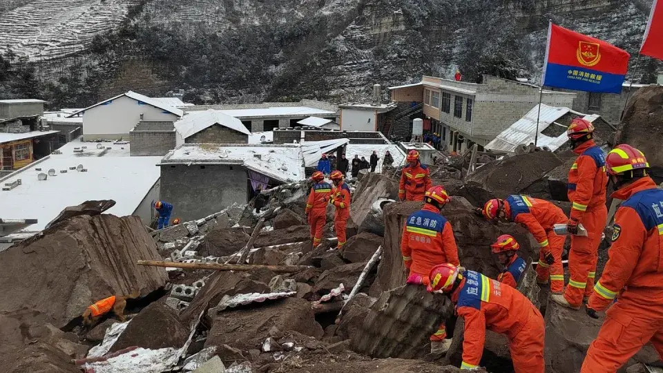 "Крушение Земли в деревне Ляншуй: Растущее число погибших и поиски выживших"