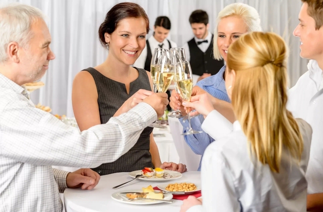 Девушка обедает в ресторане. Ужинать в ресторане. Ужин на двоих. Был на ужине. Обеденный этикет.