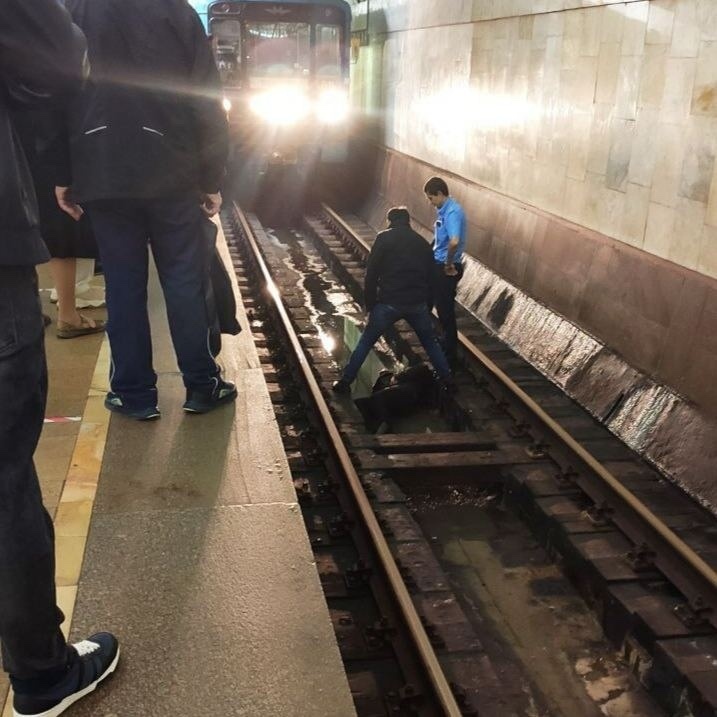 Человек на рельсах метро