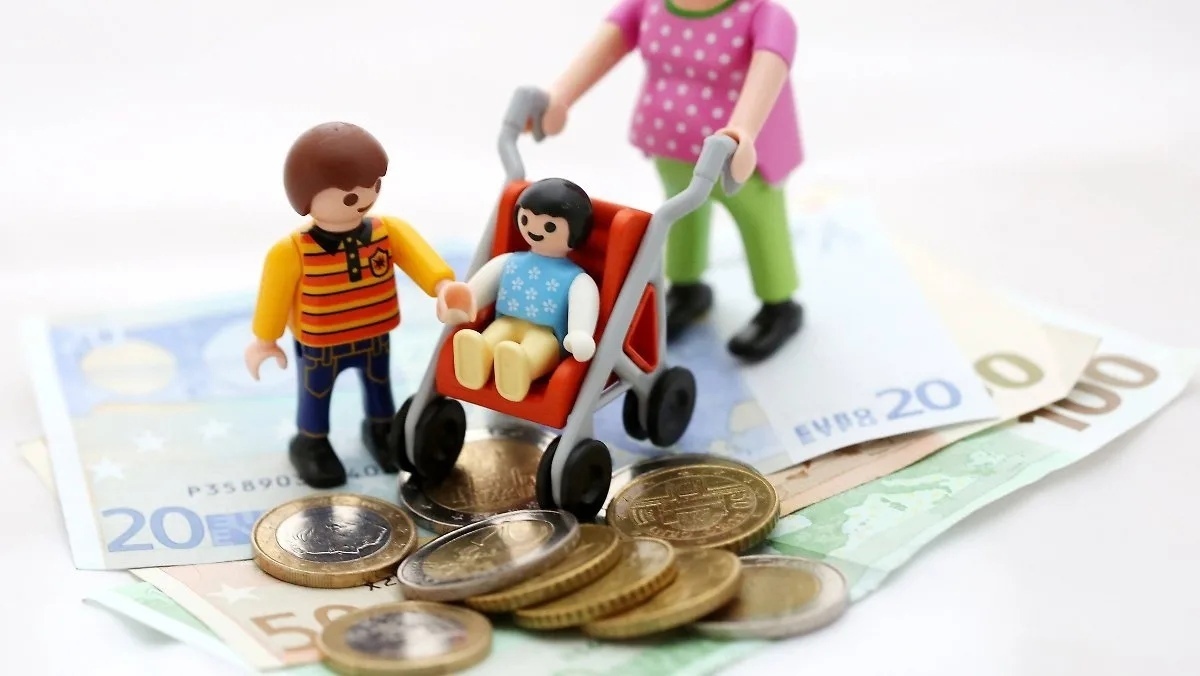 Пенсии и пособия в России: обзор и советы