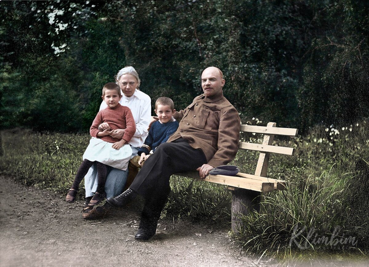 Годы жизни неизвестны. Ленин и Крупская в Горках 1922.