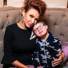 Скандальный поцелуй Эвелины Бледанс с сыном вызвал возмущение подписчиков