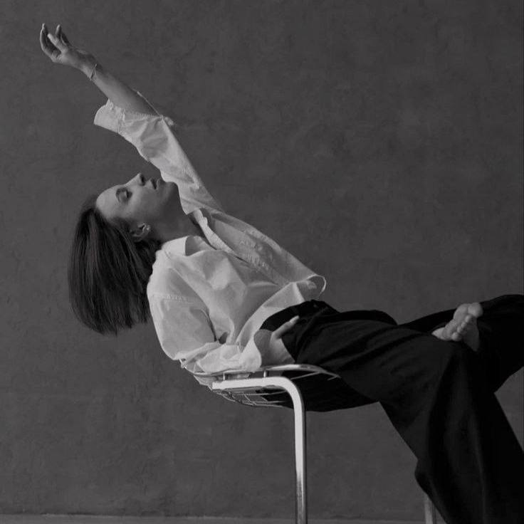 Сильную женщину создают слабые мужчины.