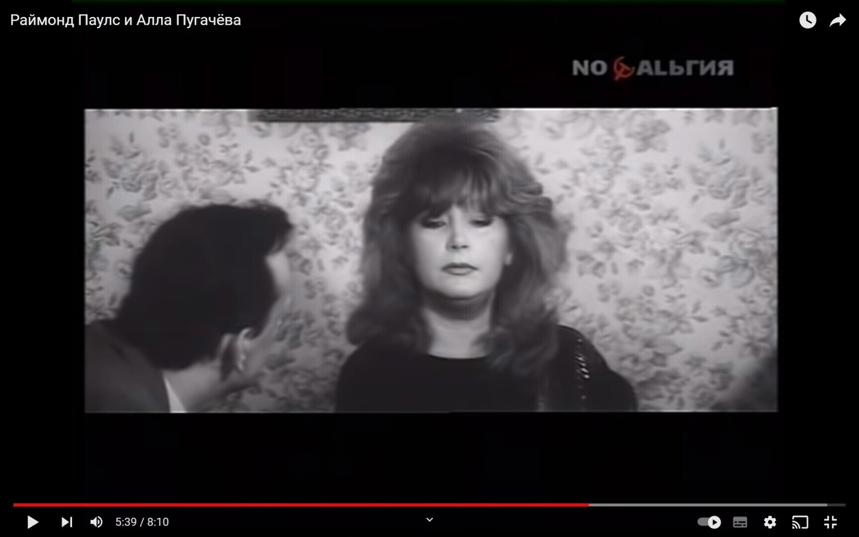 Наверное, одна из самых красивых певиц СССР и России.... Женственности просто море-океан.... Пугачева.