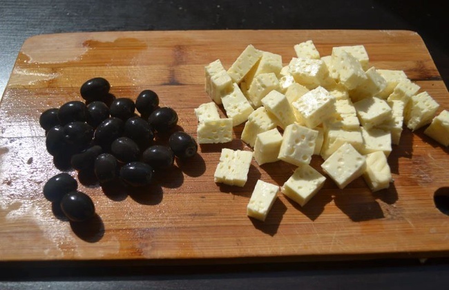 Подруга привезла сыр из Дагестана и я из него приготовила Греческий салат