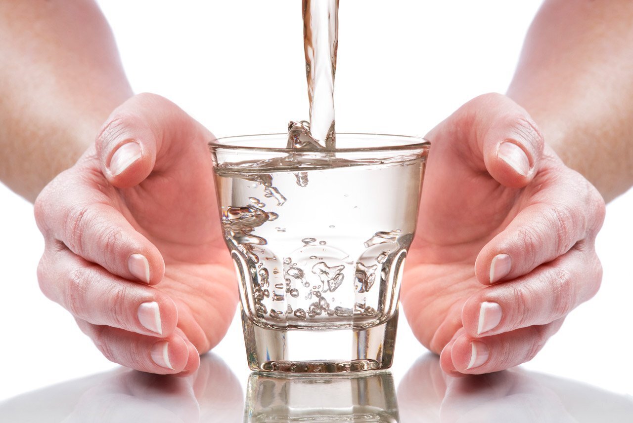 Стакан воды. Техника стакан воды. Стакан воды для исполнения желаний. Стакан воды в руке.