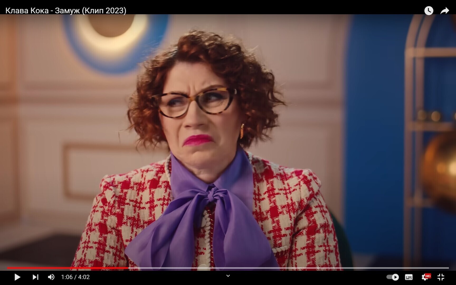Звезда тут всего одна. Это Алена Водонаева. Ну или была бы Лариса Гузеева. Но ее тут нет. Это на видеоклип, Клава Кока — Замуж.