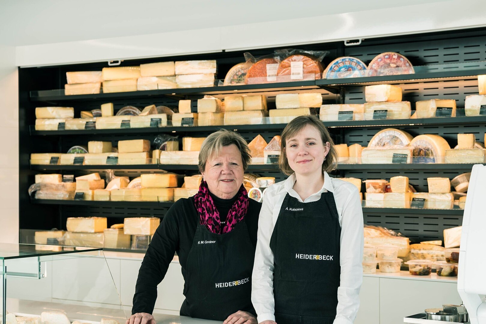 Работники магазина продавцы утилизировали товар и продукты питания в обычной рабочей спецодежде. Так можно?