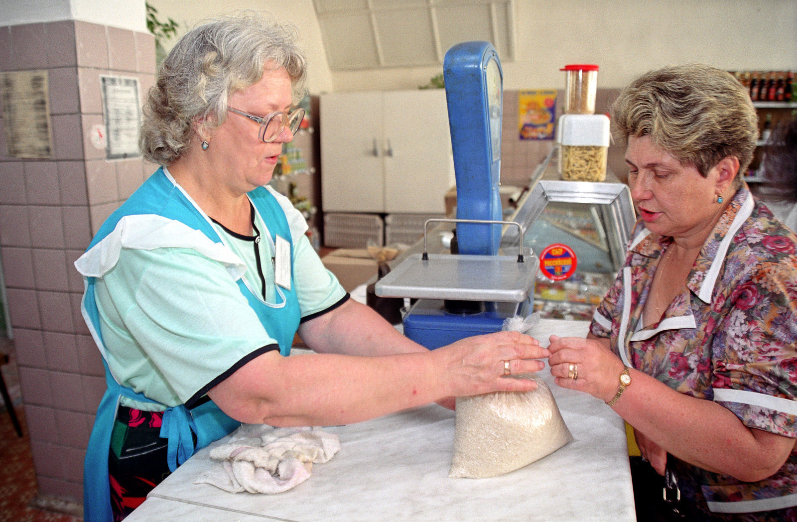 Работники магазина продавцы утилизировали товар и продукты питания в обычной рабочей спецодежде. Так можно?