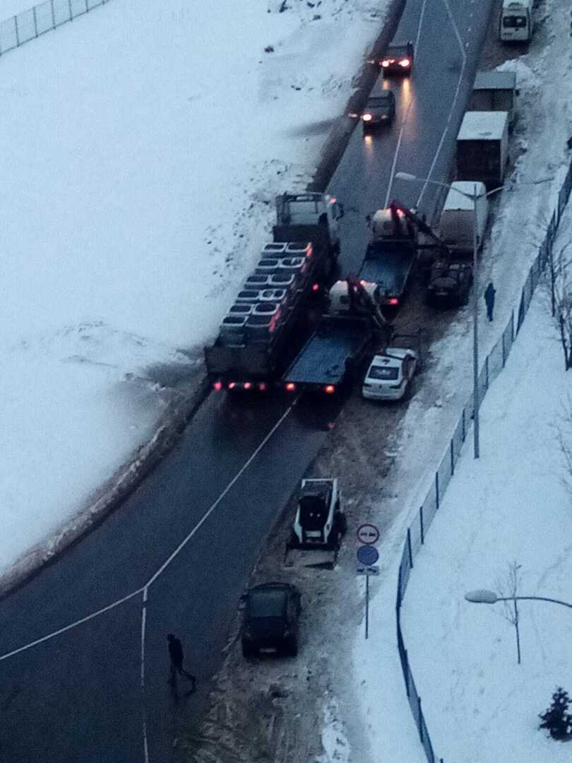 Авось пронесёт? На что надеются водители, паркующие свои машины под запрещающий знак?