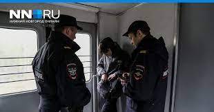 Безжалостная атака в электричке: мужчина проламывает голову защищавшему кондуктора пассажиру, инцидент запечатлен на видео