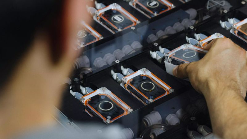 Вчера Илон Маск, через свою социальную сеть X, объявил, что первый человек успешно применил имплант(чип) Neuralink