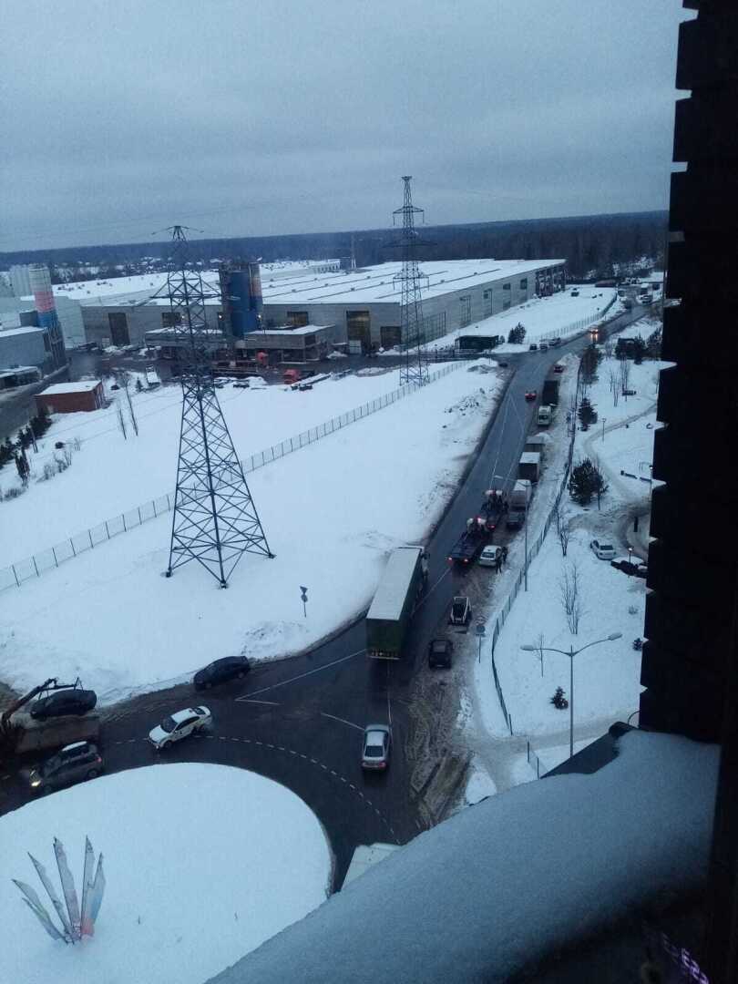 Авось пронесёт? На что надеются водители, паркующие свои машины под запрещающий знак?