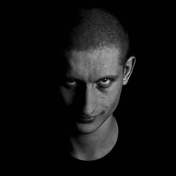 Почему женщина может уверенно выбрать помаду из 30 оттенков, но не может отличить нормального мужчину от урода?