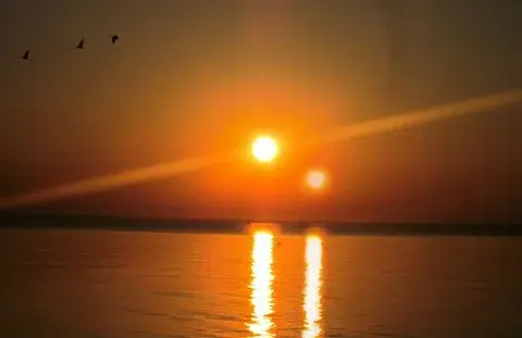 Звезды, Солнце и Луна кружатся над Землей.