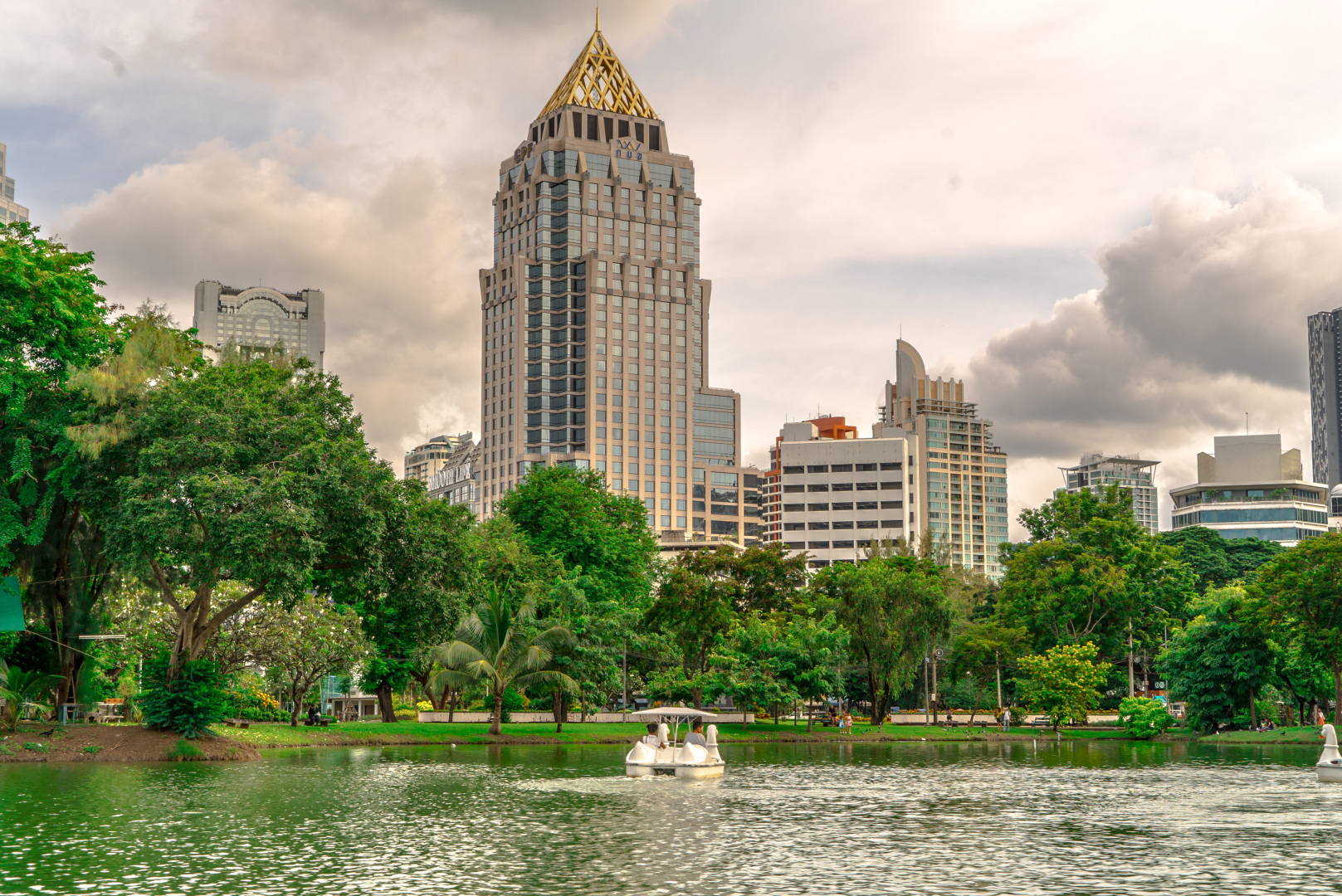 Из островной жизни в крупнейший мегаполис мира - Бангкок (Тайланд). Посещение парка Люмпини в центре города. Зеленый оазис. Из зимы в лето.