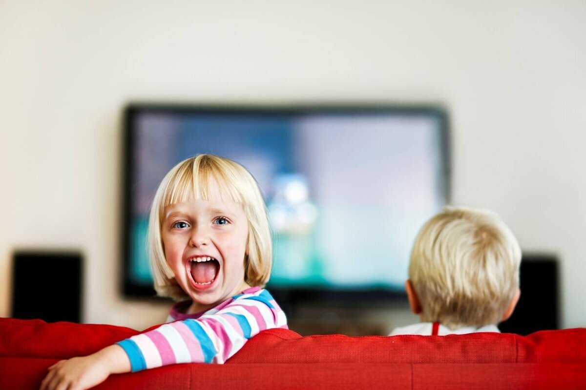 Дети перед телевизором. Телевизор для детей. Малыш и телевизор. Школьник у телевизора. Ребенок около телевизора.