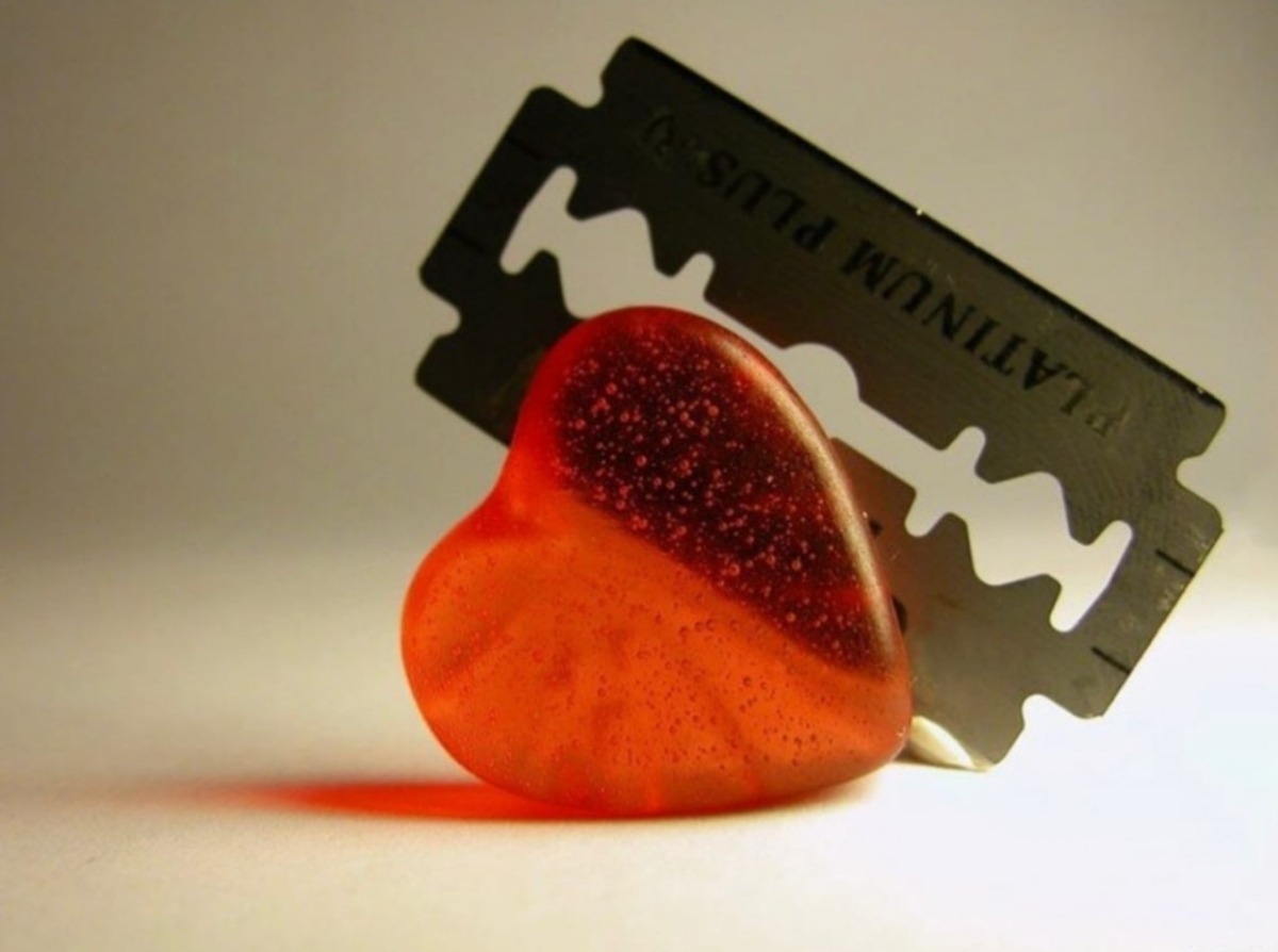 Почему близкие люди предают: анализ причин и пути к примирению