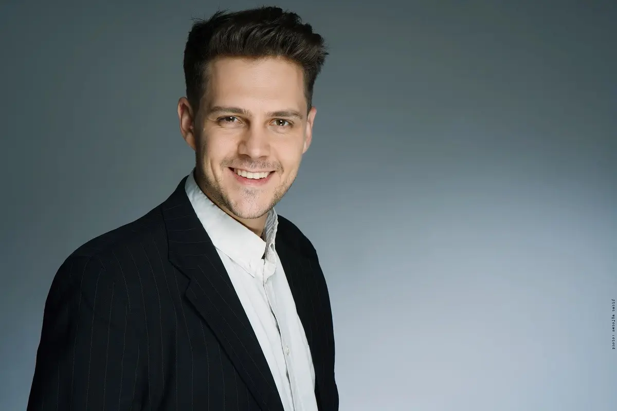 Сербский актер Бикович лишился роли в «Белом лотосе». Он получал награду от Путина и ездил в Крым