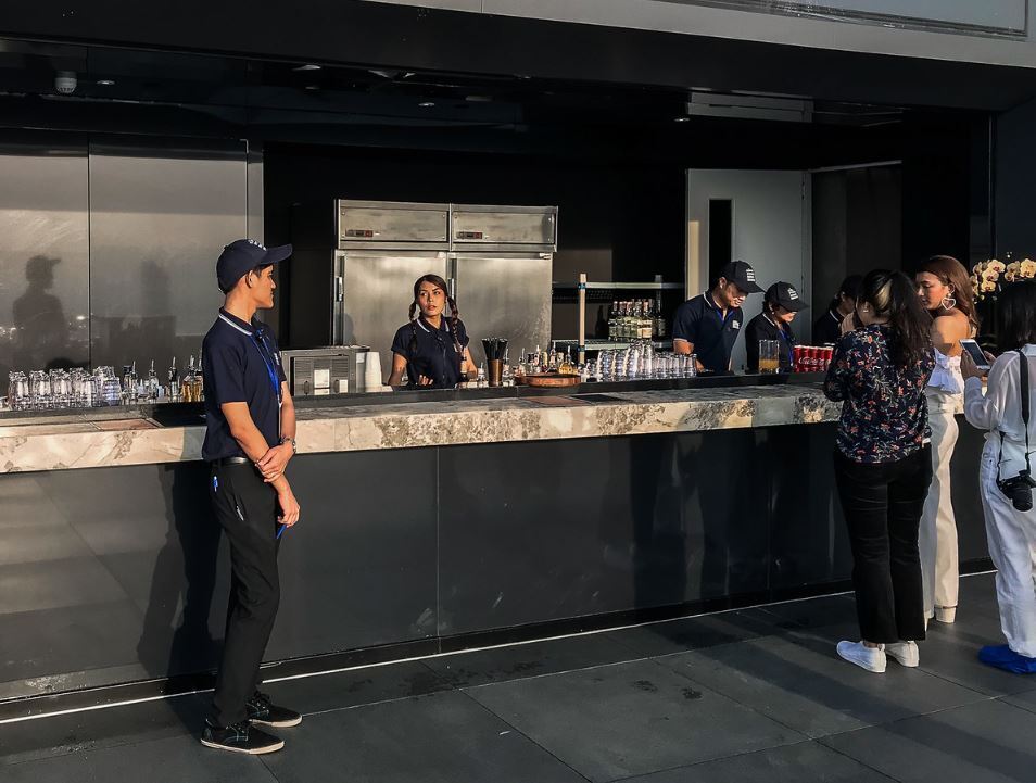 Путешествие по Бангкоку (Тайланд). Небоскреб Maha Nakhon и хождение по стеклянному балкону на высоте птичьего полета. Из зимы в лето.