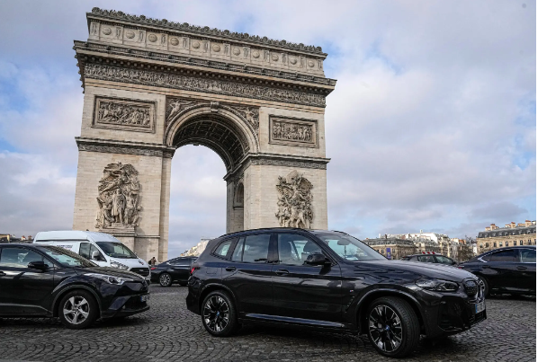 Парижане голосуют за тройную плату за парковку для больших внедорожников и других тяжелых автомобилей