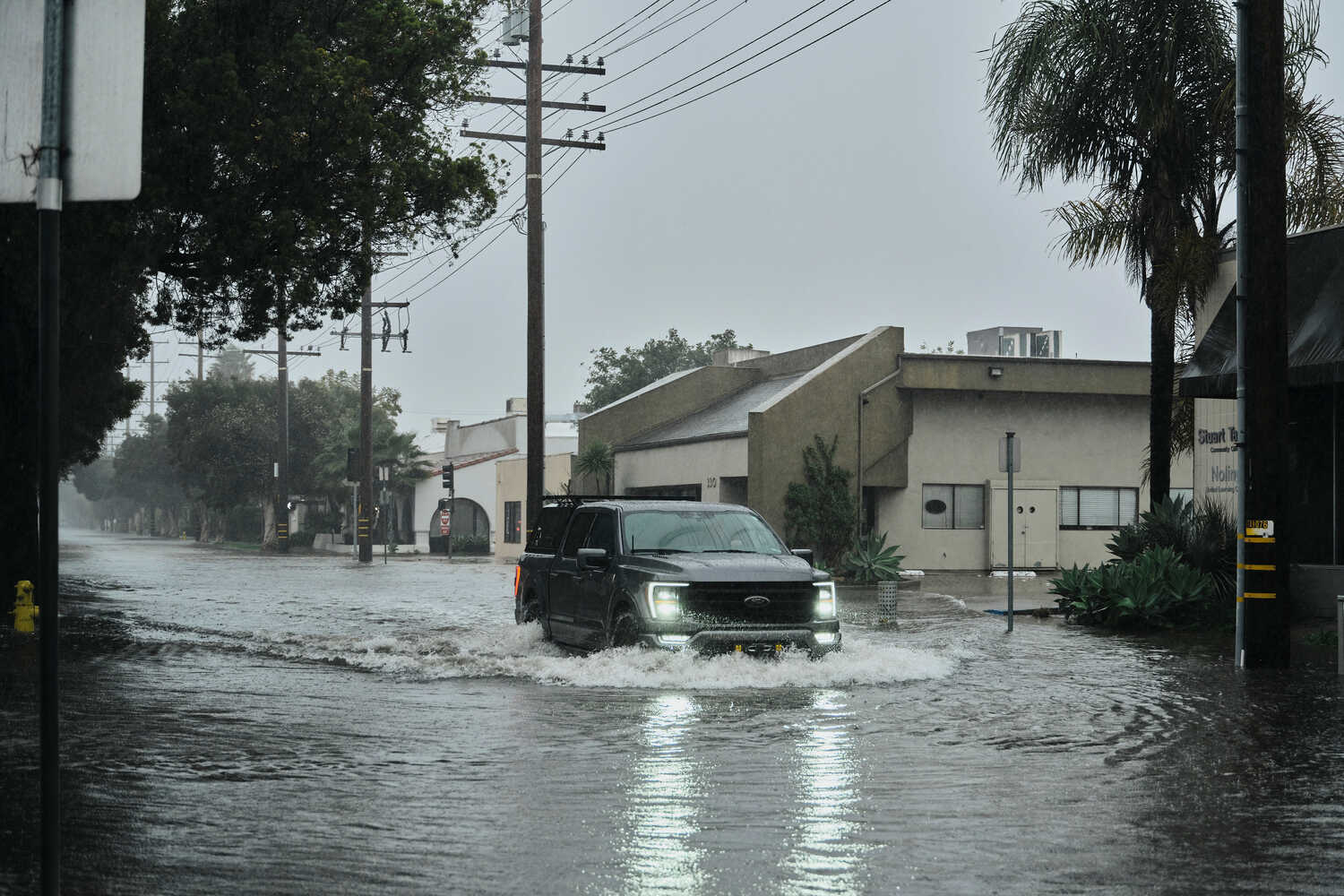 Калифорнийский шторм сотни тысяч человек остались без электричества из-за того, что дождь движется на юг и усиливается