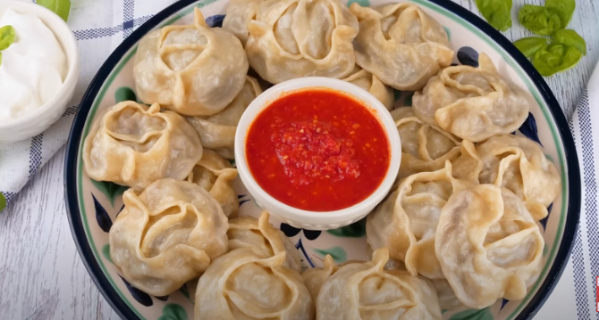 Непревзойденное тесто для мантов, пельменей и вареников. Вкусные и Сочные Манты!🥟