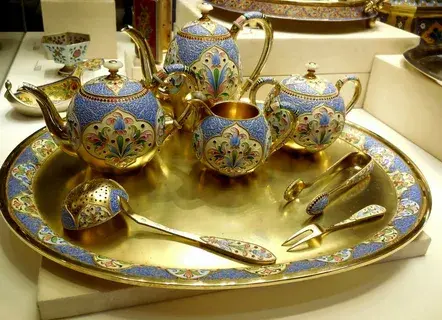 От классики до авангарда: история развития дизайнерской посуды”