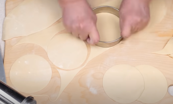 Непревзойденное тесто для мантов, пельменей и вареников. Вкусные и Сочные Манты!🥟