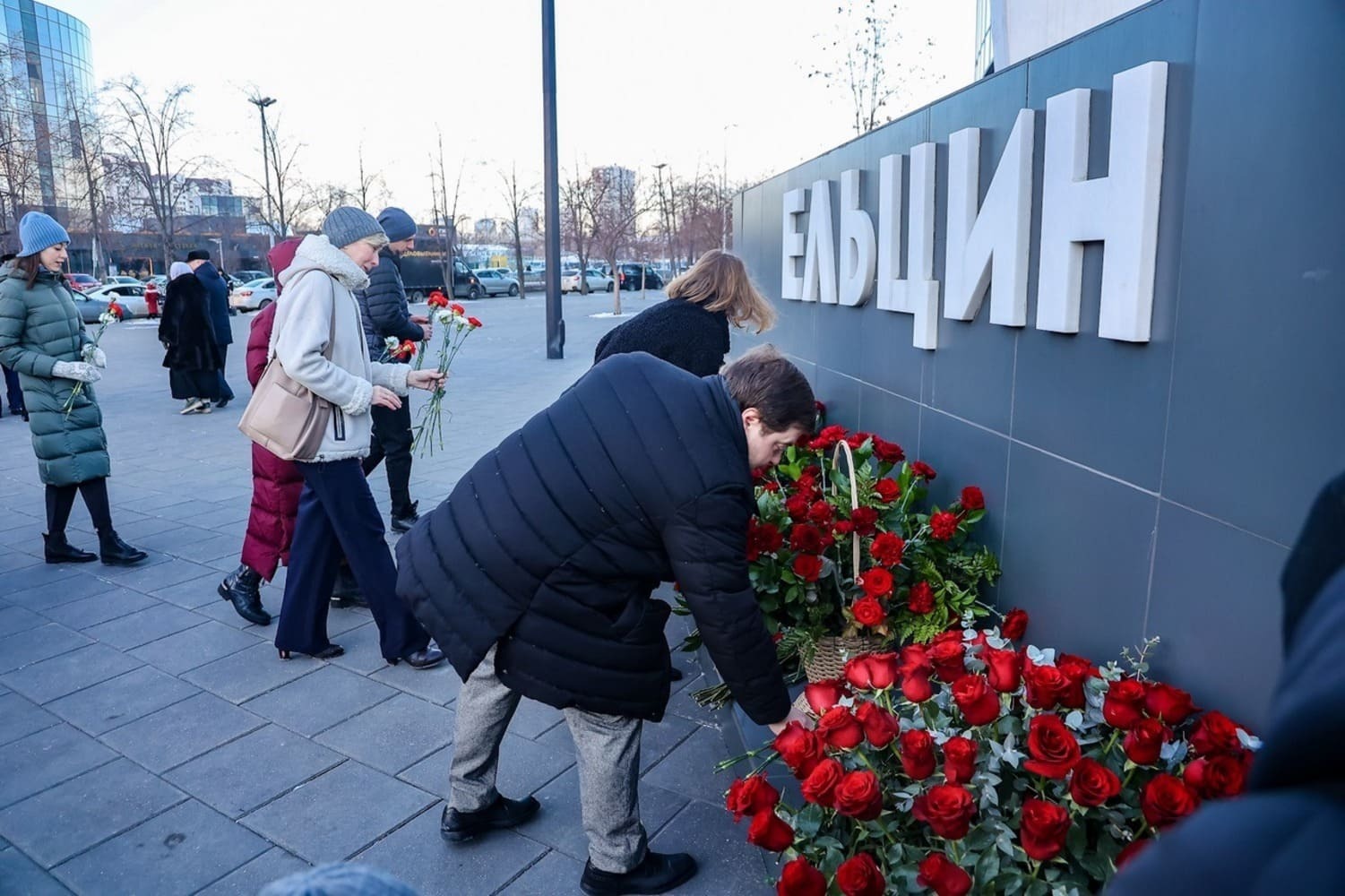 Я одна не понимаю этого культа личности Б. Ельцина? Десять лет лет разрухи и нищеты, а ему памятники устанавливают. За какие такие заслуги?