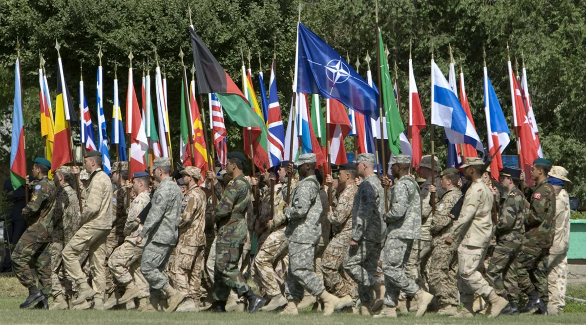 Военный альянс стран. Военный Альянс НАТО. НАТО вс ОДКБ. Объединенные вооруженные силы НАТО. Военные учения НАТО.