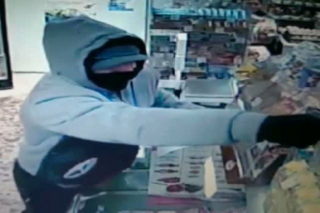 Задержаны мошенники, учившие девушек обворовывать магазины и ломбарды.