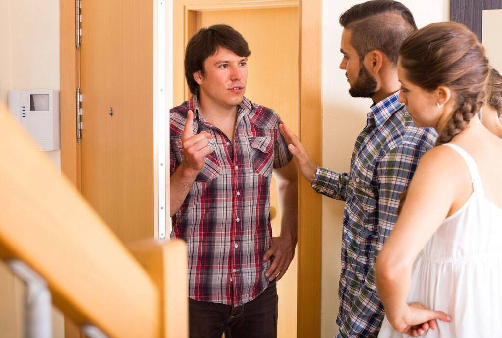 Сосед самовольно занял часть общего балкона